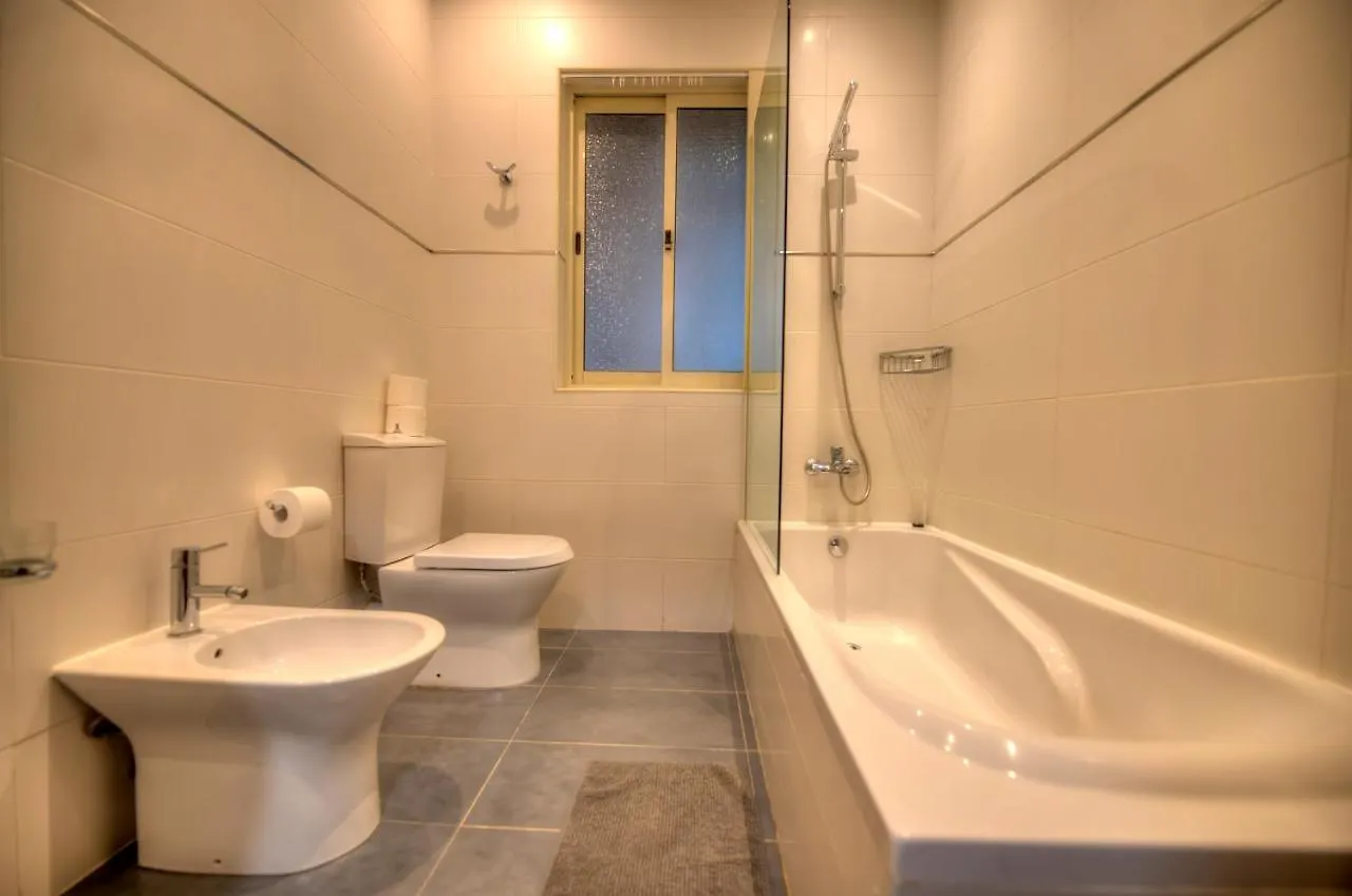 Large Seafront 3 Bedroom Apartment In The Heart Of Sliema - Mmai1-2