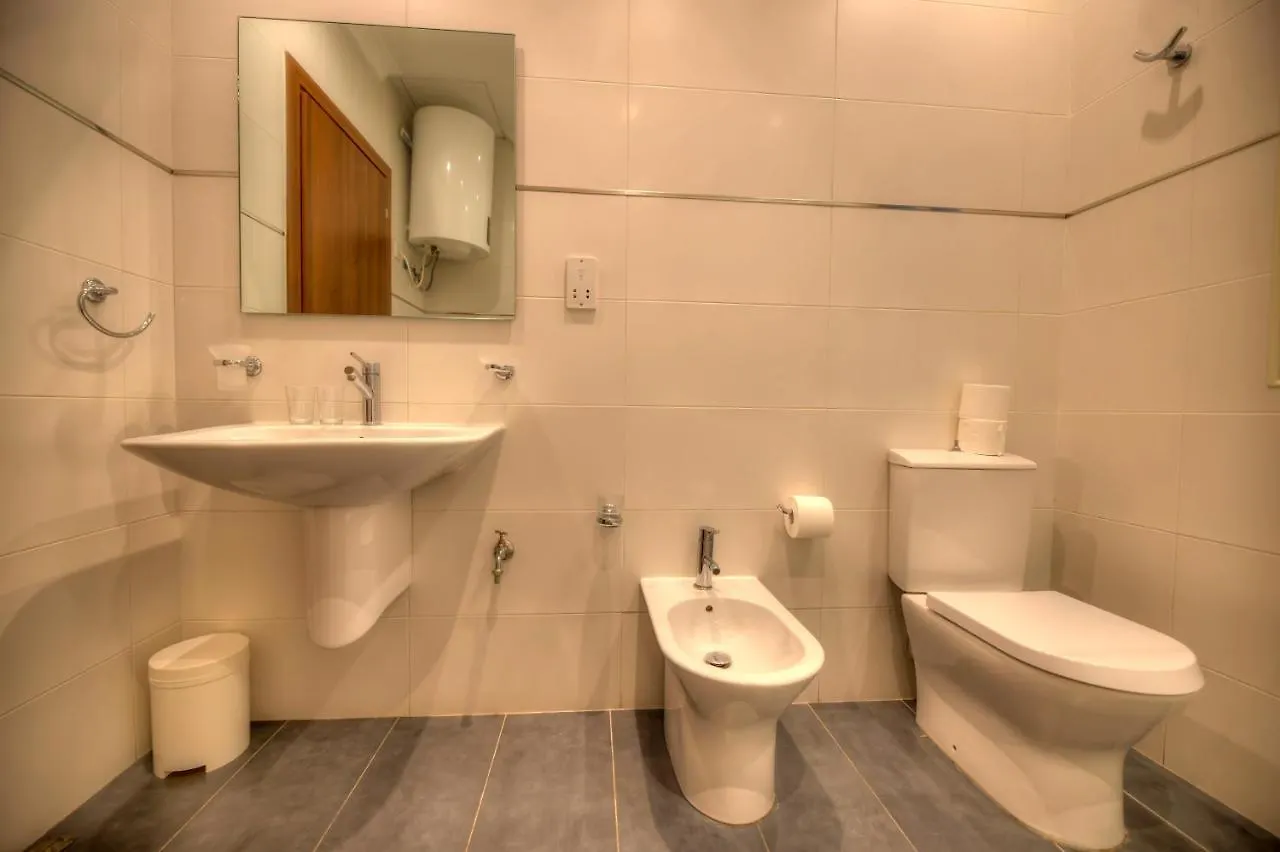 Large Seafront 3 Bedroom Apartment In The Heart Of Sliema - Mmai1-2