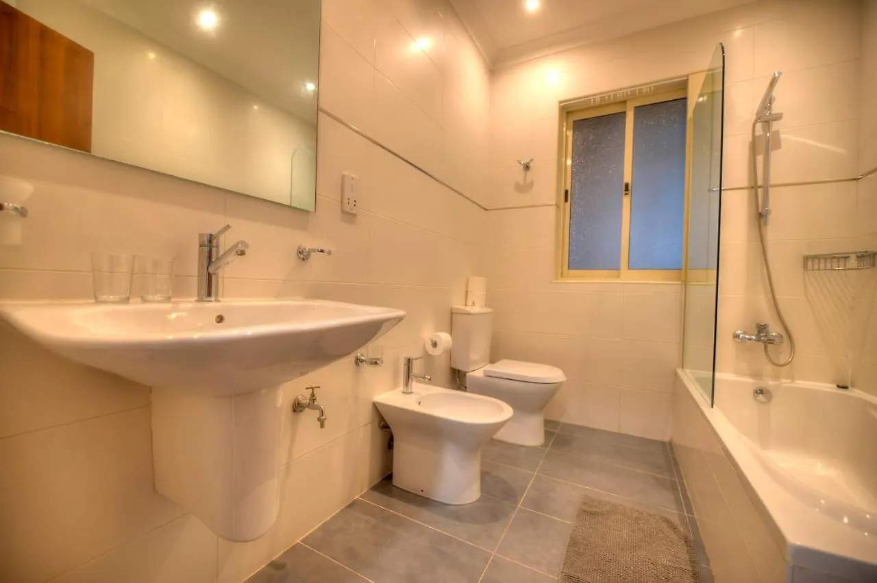 Large Seafront 3 Bedroom Apartment In The Heart Of Sliema - Mmai1-2 0*,