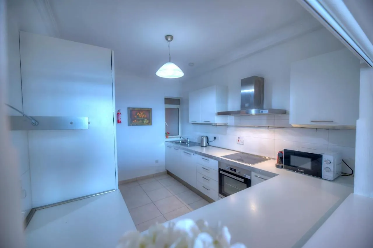 Large Seafront 3 Bedroom Apartment In The Heart Of Sliema - Mmai1-2